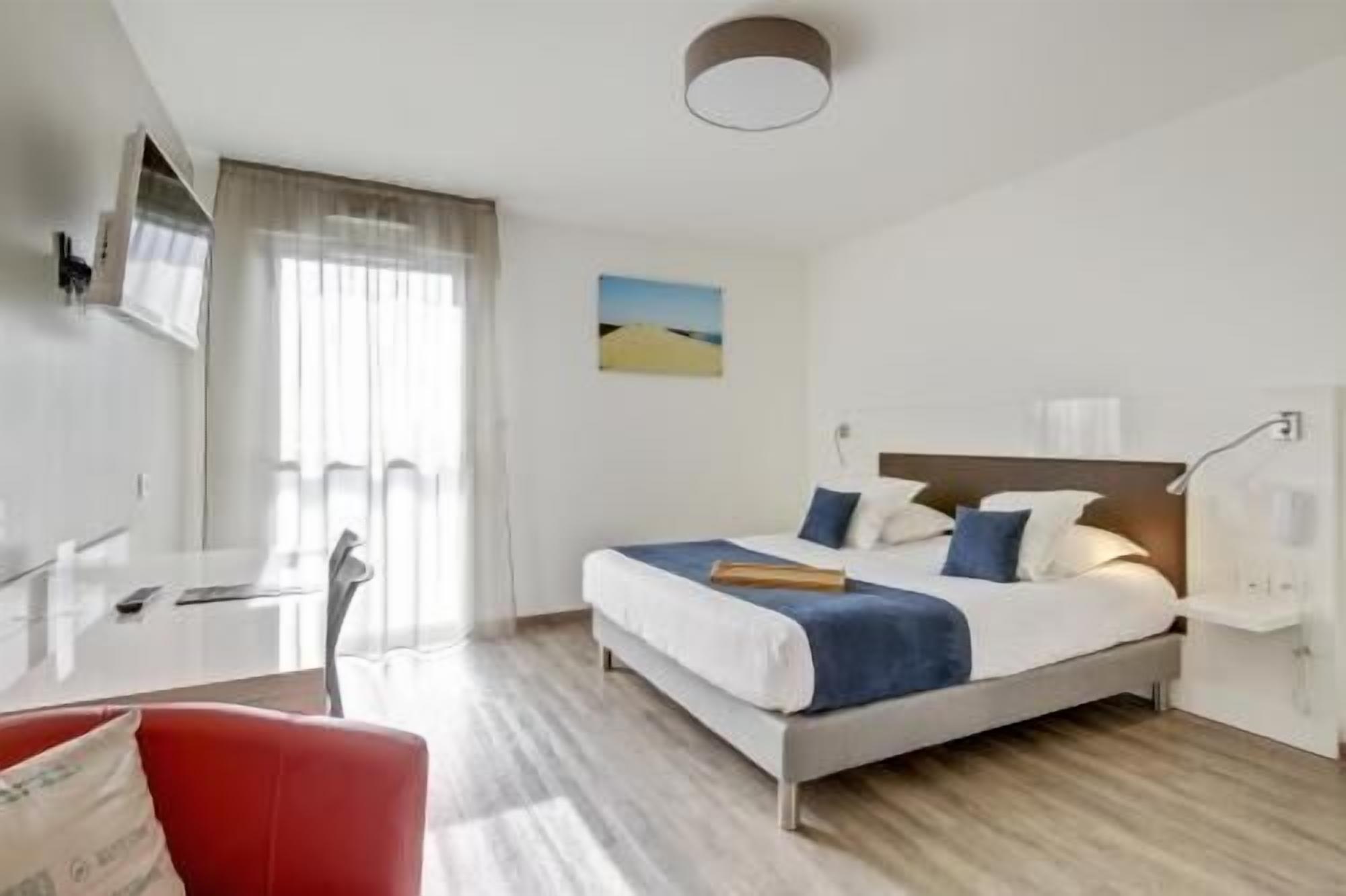 Roupas de cama premium, escrivaninha, espaço de trabalho para notebook