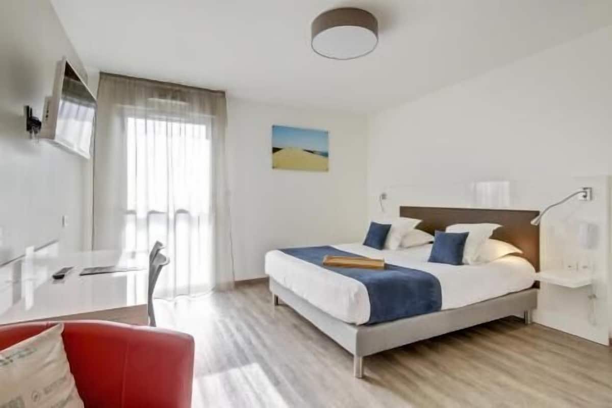 Literie de qualité, bureau, espace de travail pour ordinateurs portables