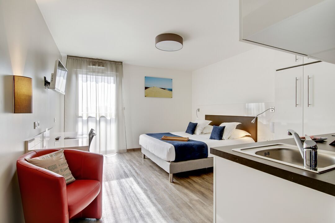 Roupas de cama premium, escrivaninha, espaço de trabalho para notebook