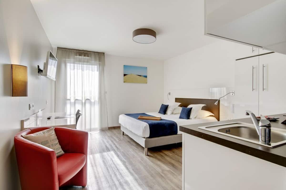 Literie de qualité, bureau, espace de travail pour ordinateurs portables