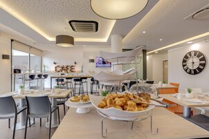 Desayuno continental diario (EUR 11.9 por persona)