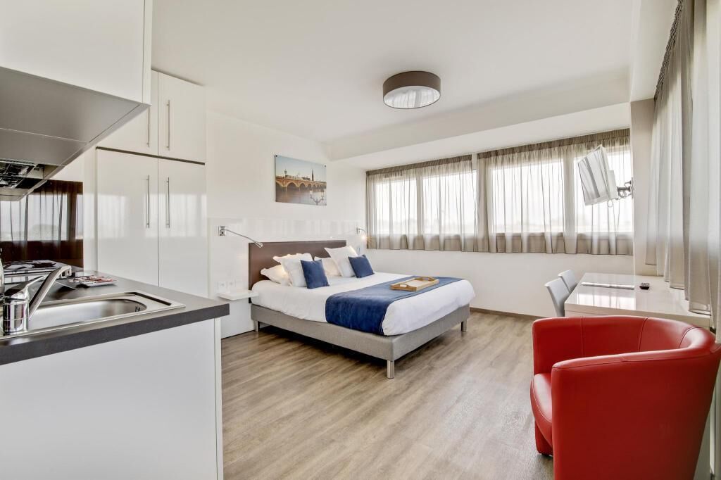 Roupas de cama premium, escrivaninha, espaço de trabalho para notebook