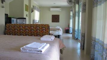 Family Room for 6 Persons | In-room safe, rollaway beds, free WiFi, wheelchair access