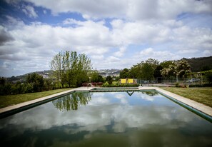 Una piscina al aire libre de temporada