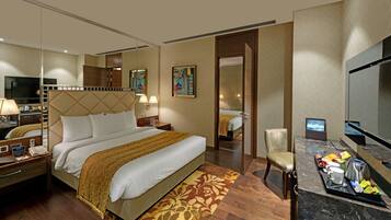 Premium Queen Room | Premium bedding, in-room safe, desk, blackout curtains