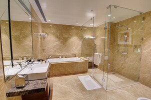 Shower, rainfall showerhead, free toiletries, towels