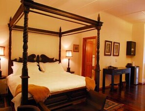 高級寢具、迷你吧、房內夾萬、書桌