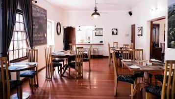 Petit déjeuner et déjeuner servis sur place, spécialités Cuisine locale