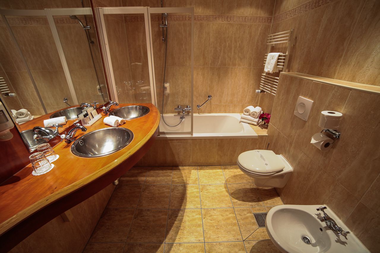 free toiletries, towels