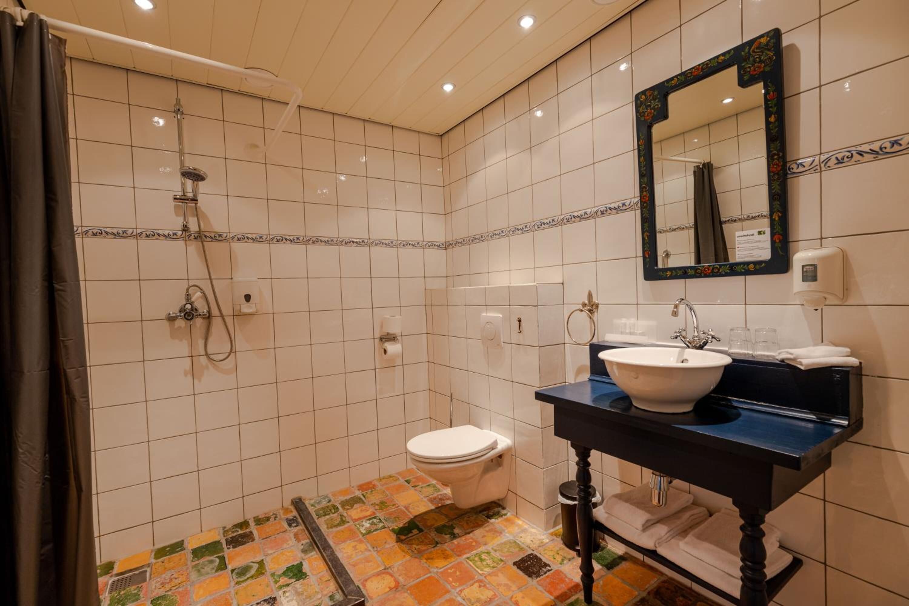 free toiletries, towels