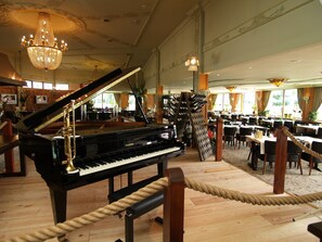 2 restauranter, frokost, lunsj og middag serveres, lokale retter