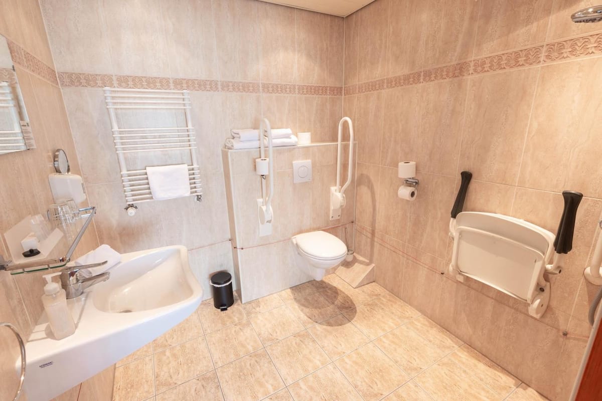 free toiletries, towels