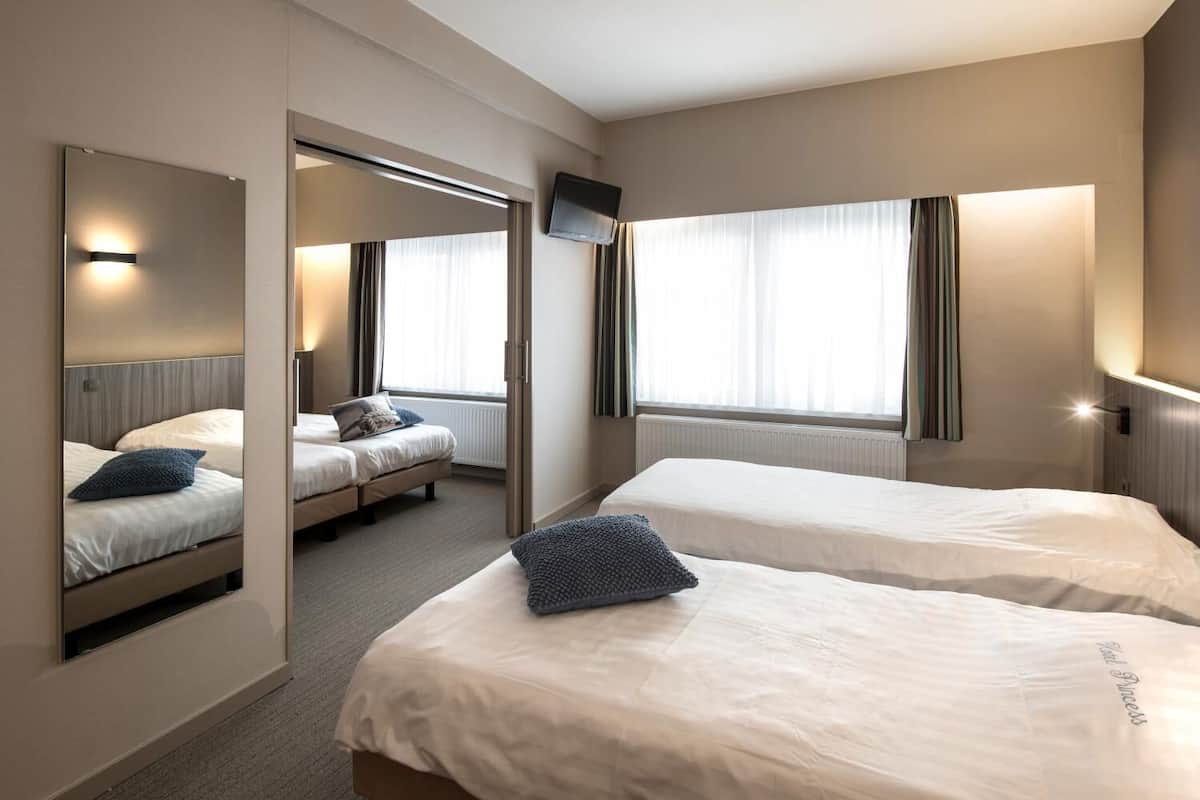 in-room safe, desk, cots/infant beds, rollaway beds