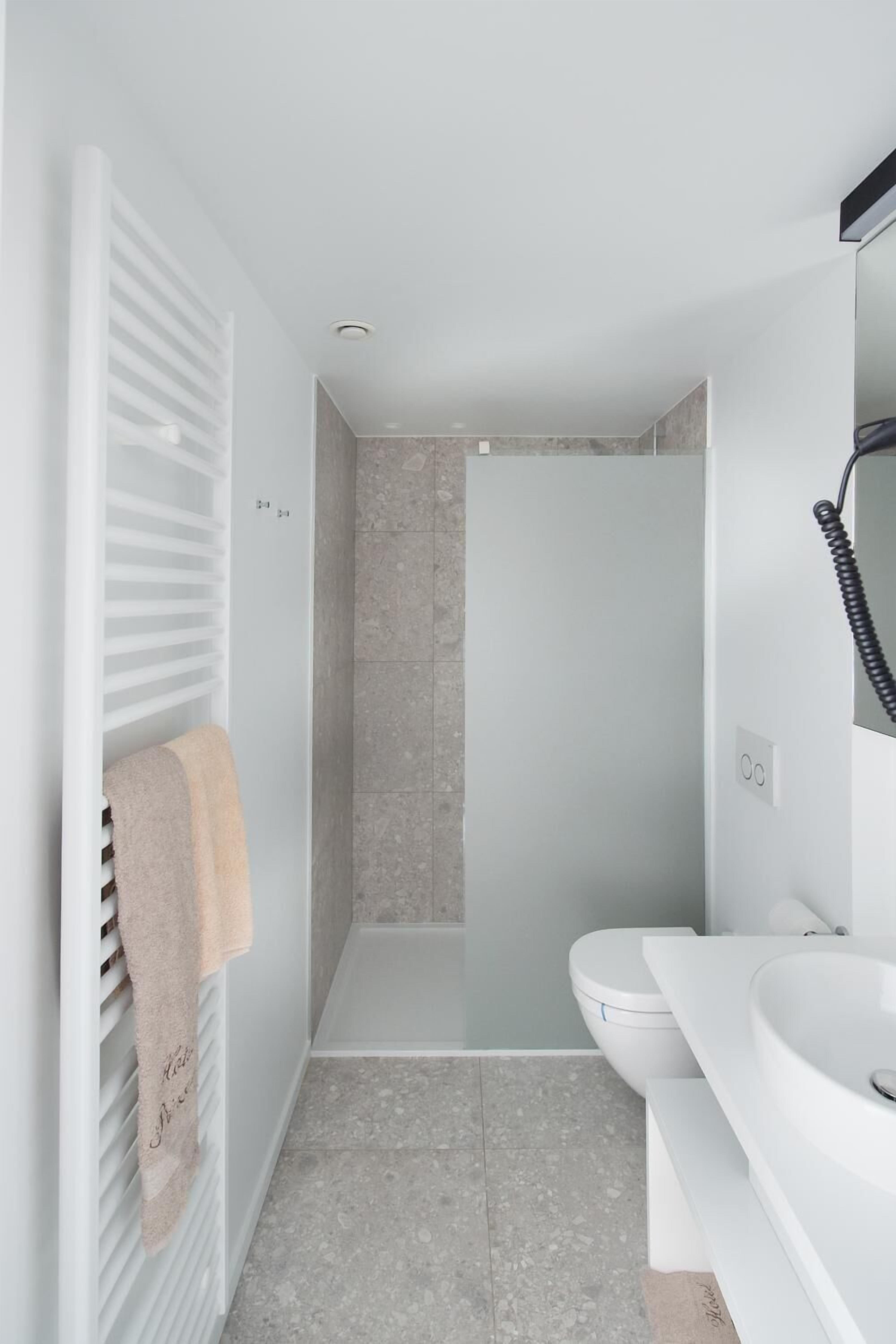 combined shower/bathtub, free toiletries, hair dryer, towels