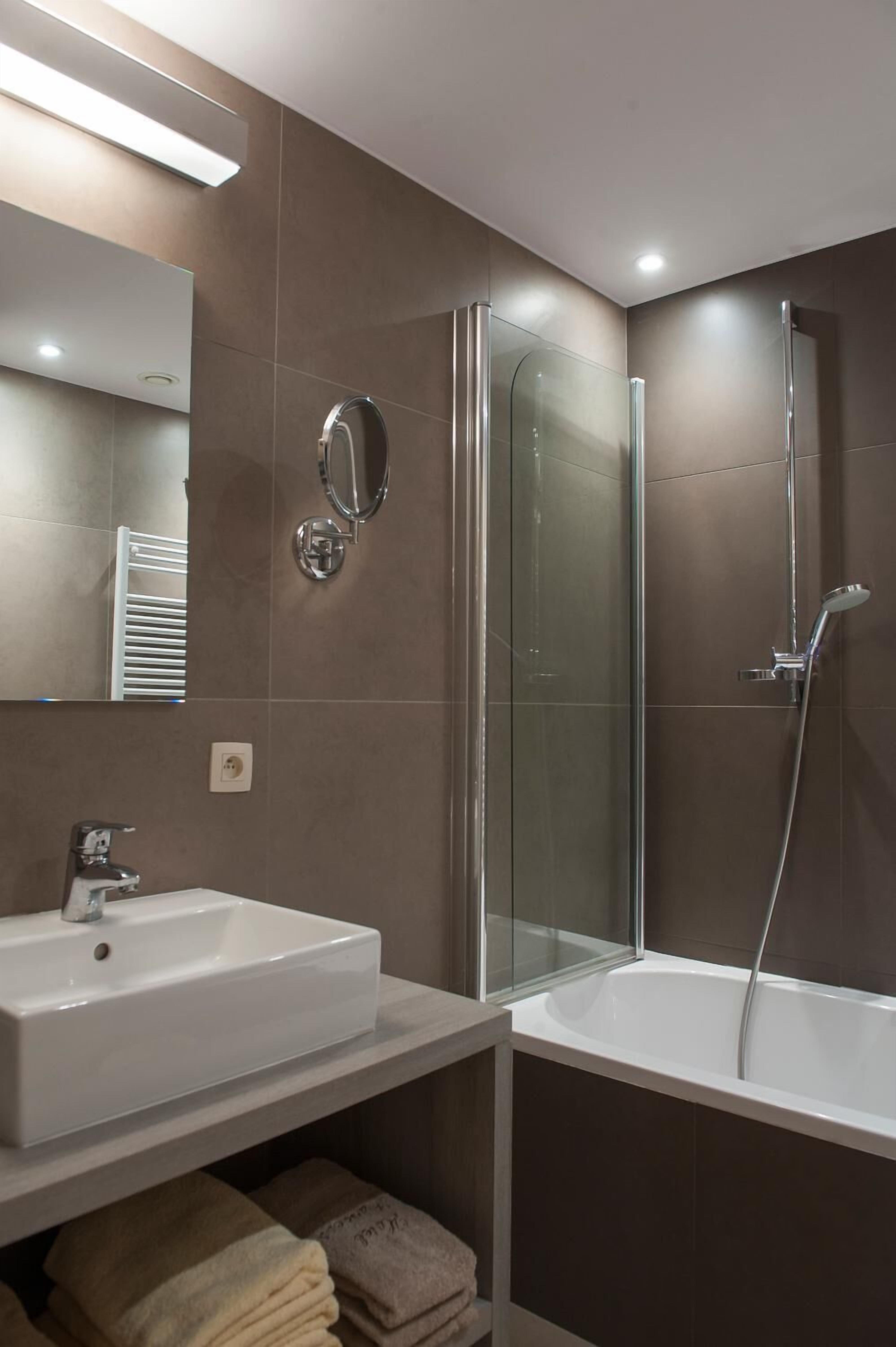 combined shower/bathtub, free toiletries, hair dryer, towels