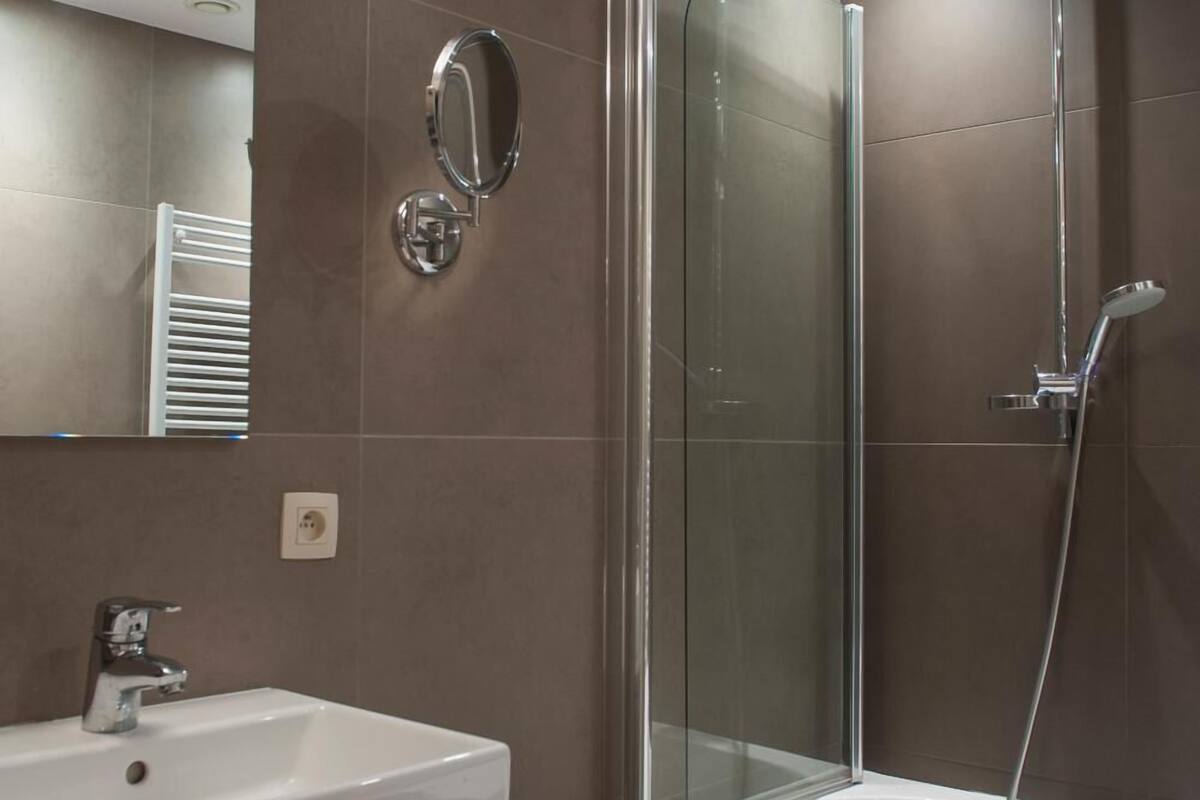 combined shower/bathtub, free toiletries, hair dryer, towels