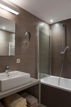 Tina con regadera, amenidades de baño gratuitas, secadora de cabello 