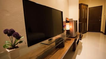 Deluxe Room, 1 King Bed, Balcony, Garden View | Free WiFi, bed sheets, wheelchair access