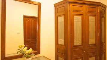 Deluxe Room, 1 King Bed, Balcony, Garden View | Bathroom
