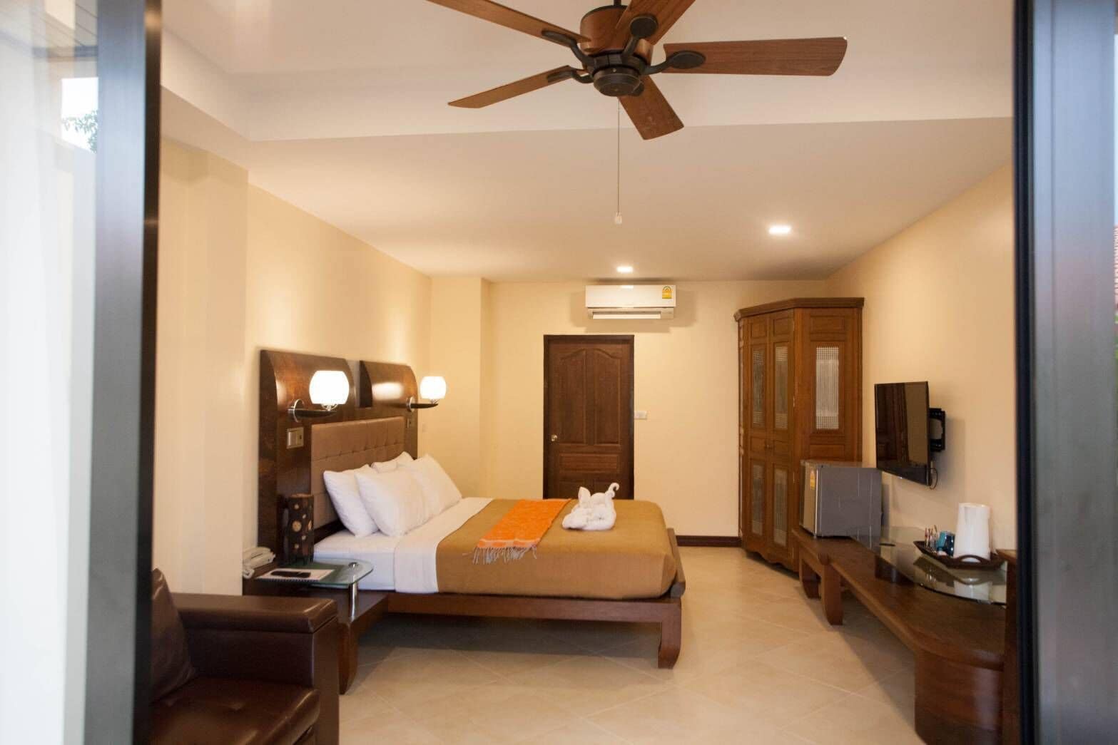 Premium Suite, 1 King Bed with Sofa bed, Bathtub, Garden View | Free WiFi, bed sheets, wheelchair access