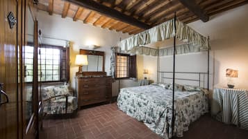 Traditional-Apartment, 4 Schlafzimmer, Terrasse (N’antia) | 1 Schlafzimmer, Daunenbettdecken, Minibar, Zimmersafe