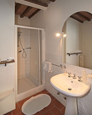 Traditional Apartment, 2 Bedrooms, Terrace (Giulebbe) | Bathroom | Hair dryer, bidet, towels - Badia Di Morrona (Terricciola)