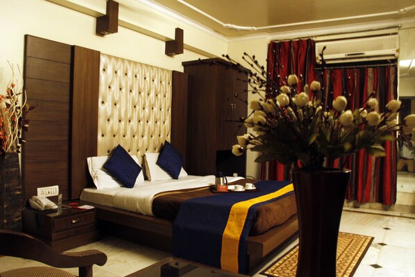 In-room safe, desk, rollaway beds, free WiFi - OYO 497 Hotel Welcome Palace (New Delhi)