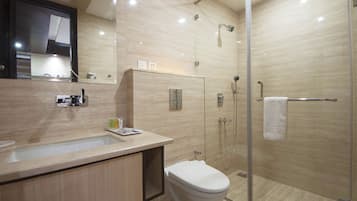 Deluxe Twin Room | Bathroom | Shower, free toiletries, hair dryer, towels