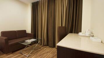 Executive Metro Facing | Living area | 42-inch flat-screen TV with cable channels, TV, pay movies