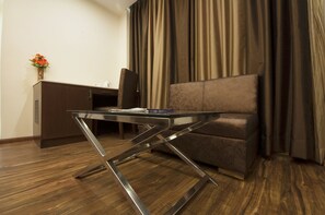 En 42-tommers Flatskjerm-TV med kabel-kanaler samt TV og filmkjøp