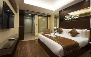 Hochwertige Bettwaren, Minibar, Zimmersafe, Schreibtisch