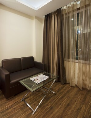 En 42-tommers Flatskjerm-TV med kabel-kanaler samt TV og filmkjøp