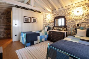 Muebles diferentes, tabla de planchar con plancha y wifi gratis 