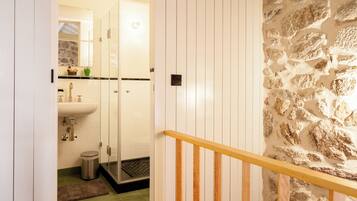 Cottage Romantis, 1 kamar tidur (Casa do Custódio) | Kamar mandi | Pengering rambut, kloset, dan handuk