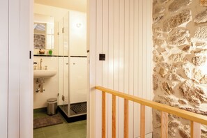 Secador de pelo, bidet, toallas