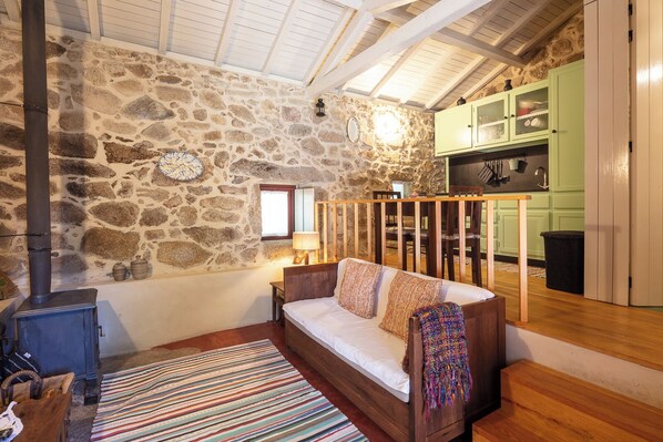 Muebles diferentes, tabla de planchar con plancha y wifi gratis 