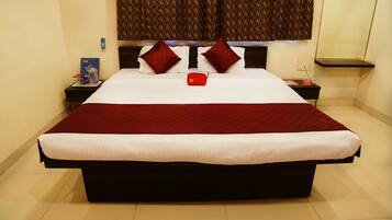 Chambre Standard Double ou avec lits jumeaux, 1 lit double, salle de bains privée | Coffres-forts dans les chambres, bureau, lits pliants/supplémentaires