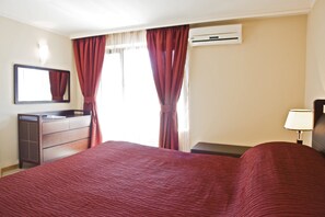 Minibar, desk, iron/ironing board, free cots/infant beds - Oasis Park Hotel (Nessebar)