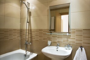 Chambre double ou avec lits jumeaux, vue sur le parc | Douche de la salle de bain