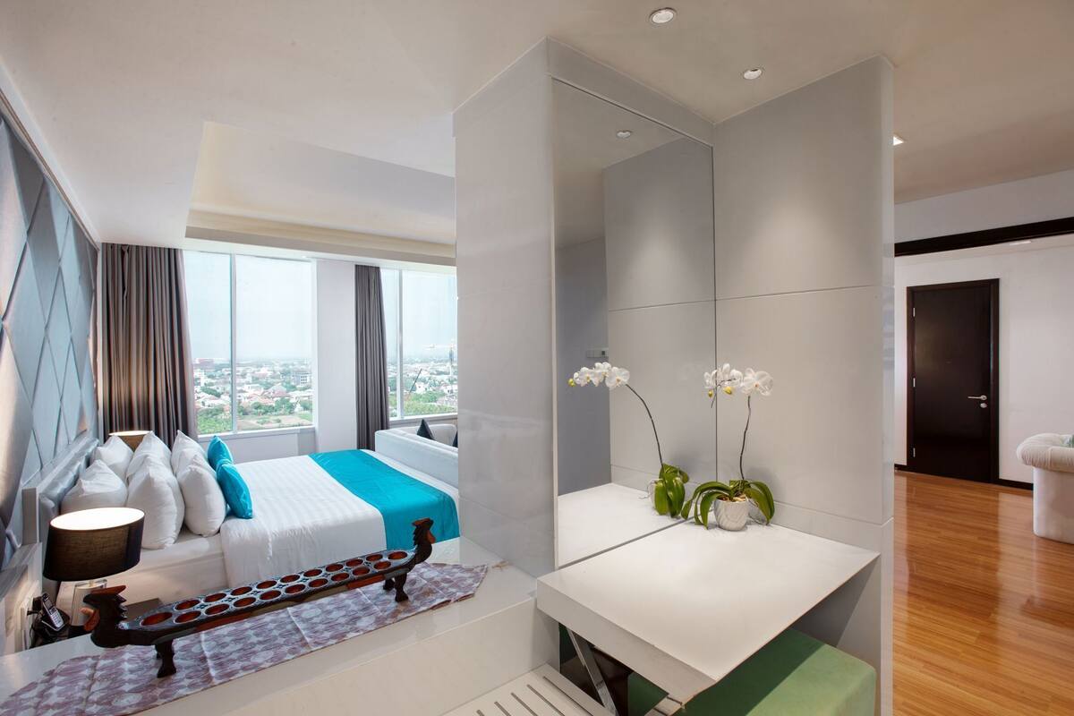 Minibar, caja de seguridad en la habitación y escritorio