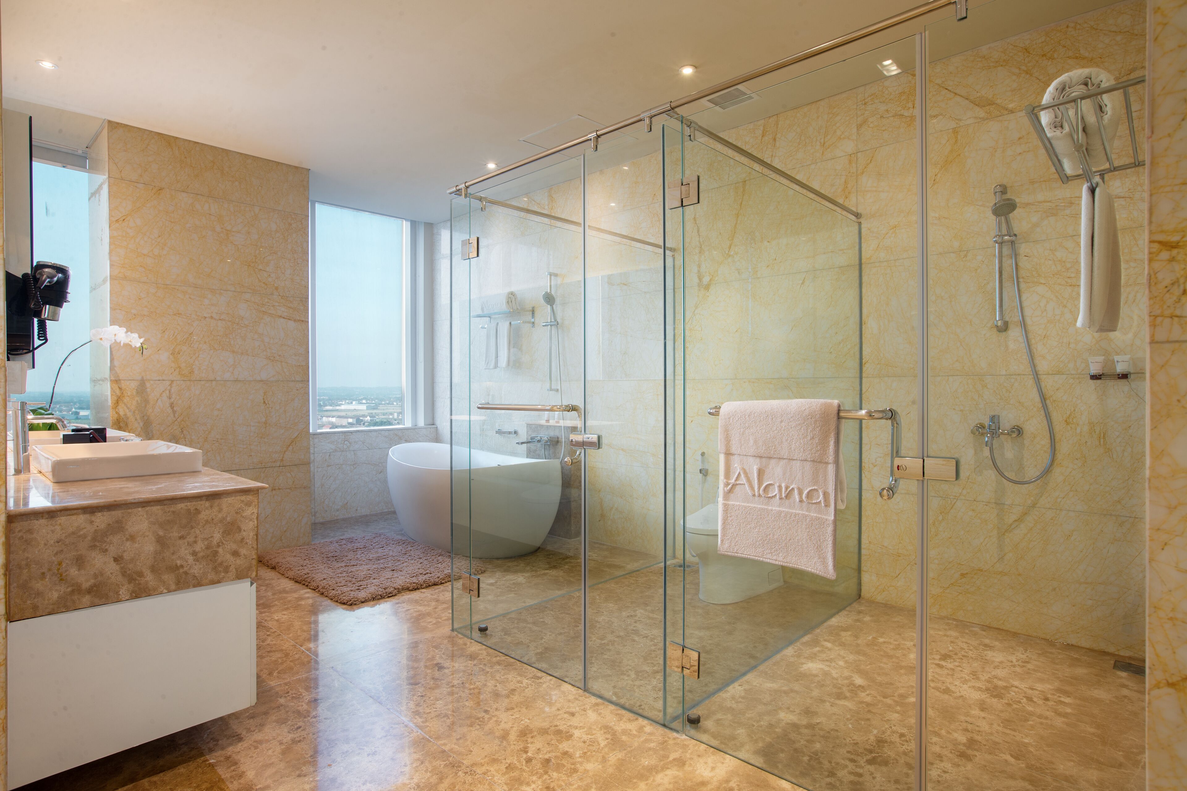 Presidential Suite | Bilik Mandi | Kelengkapan dandanan diri percuma, pengering rambut, jubah mandi 