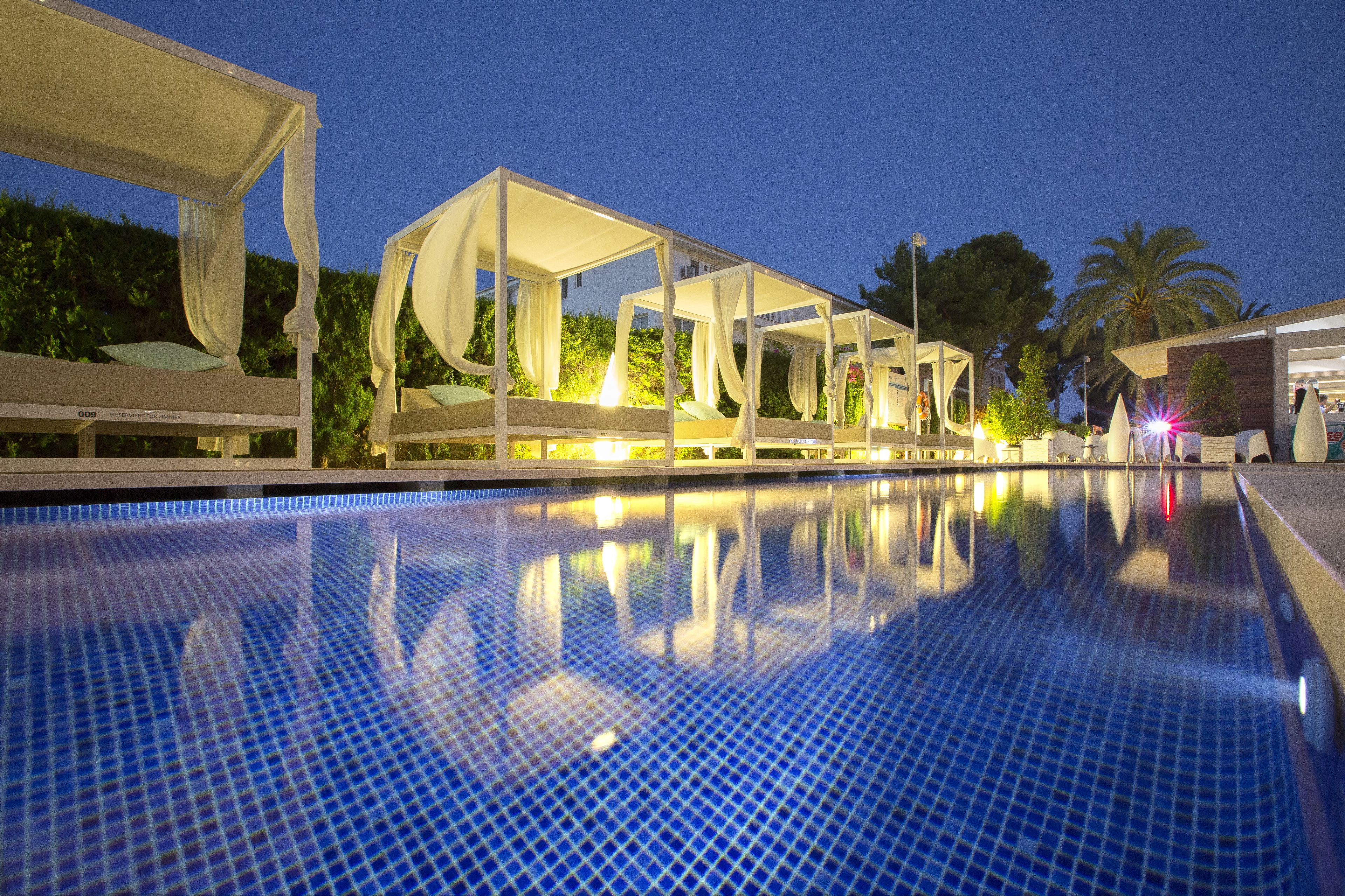 2 outdoor pools, pool umbrellas, pool loungers