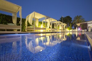 2 utomhuspooler, parasoller och solstolar