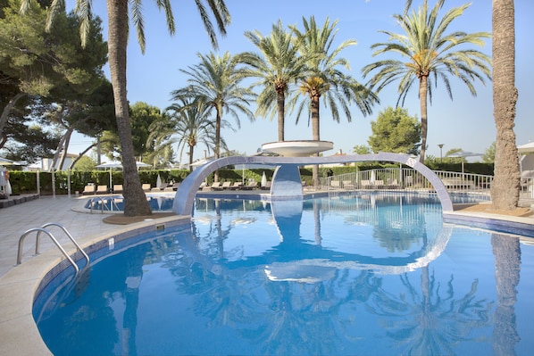2 piscines extérieures, parasols de plage, chaises longues