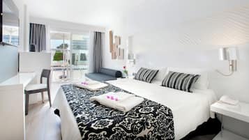 Une chambre d’hôtel moderne, dotée d’un grand lit, d’un bureau et offrant une vue sur l’extérieur.
