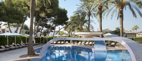 2 piscinas al aire libre, sombrillas, sillones reclinables de piscina