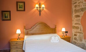 Desk, blackout drapes, soundproofing, iron/ironing board - Casa As Fontes (Muinos)