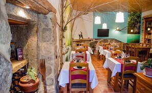 Breakfast, lunch and dinner served - Casa As Fontes (Muinos)