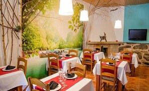 Melayani sarapan, makan siang, dan makan malam