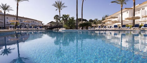 Piscine couverte, 2 piscines extérieures, parasols de plage